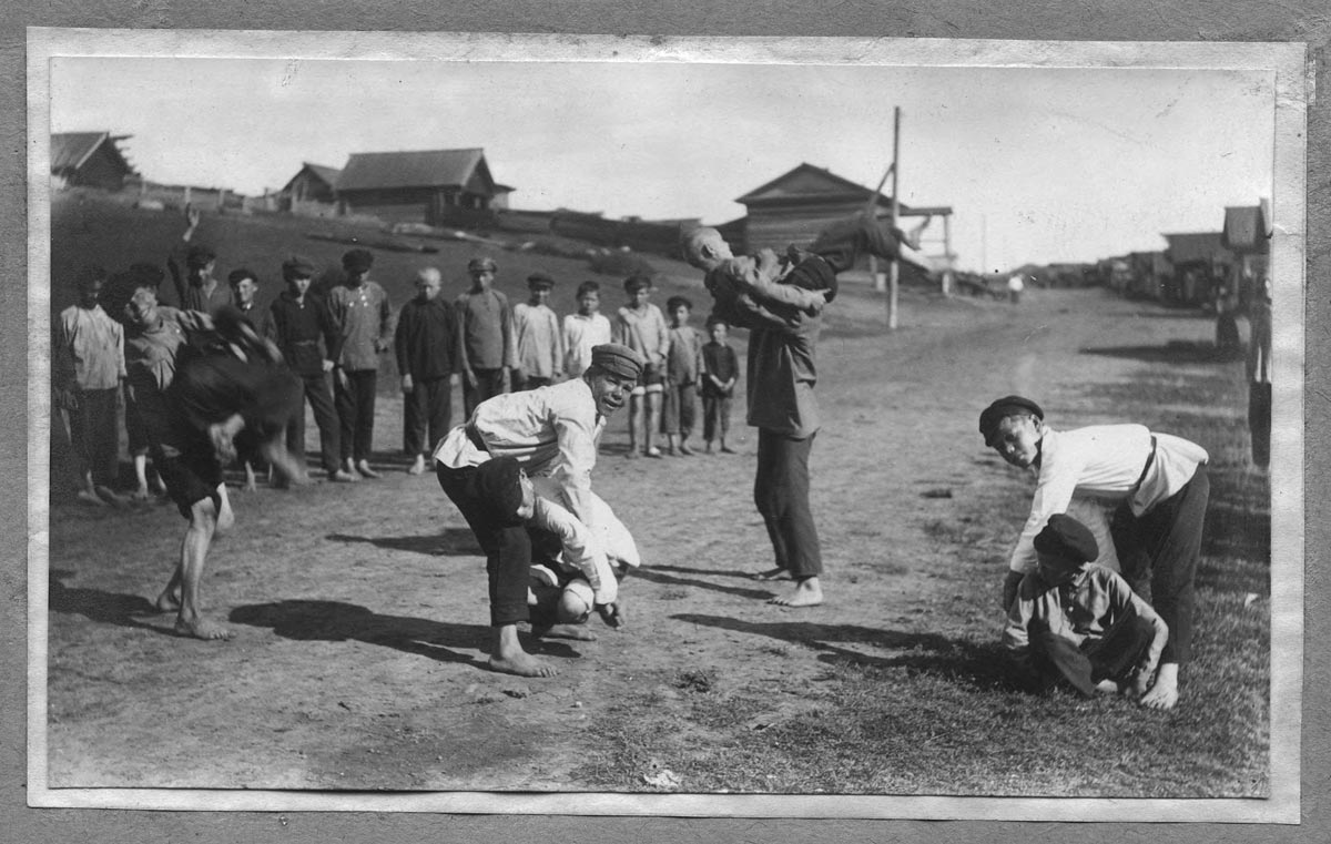 из серии ИГРЫ И ЗАБАВЫ ДЕРЕВЕНСКОЙ ДЕТВОРЫ * from series GAMES AND FUN FOR VILLAGE CHILDREN (август 1927)