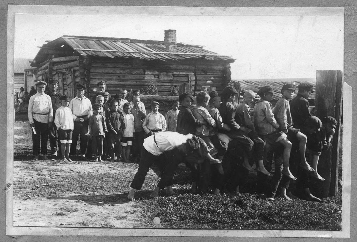 из серии ИГРЫ И ЗАБАВЫ ДЕРЕВЕНСКОЙ ДЕТВОРЫ * from series GAMES AND FUN FOR VILLAGE CHILDREN (август 1927)