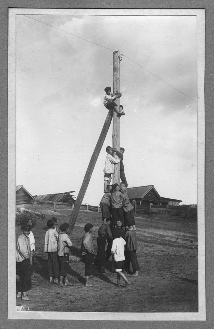 из серии ИГРЫ И ЗАБАВЫ ДЕРЕВЕНСКОЙ ДЕТВОРЫ * from series GAMES AND FUN FOR VILLAGE CHILDREN (август 1927)