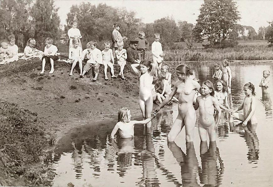 Деревенские дети купаются в пруду (Village children bathing in the pond), 1920