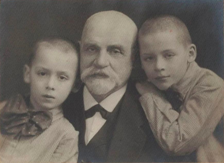 Дедушка с внуками (Grandfather with grandchildren), 1926