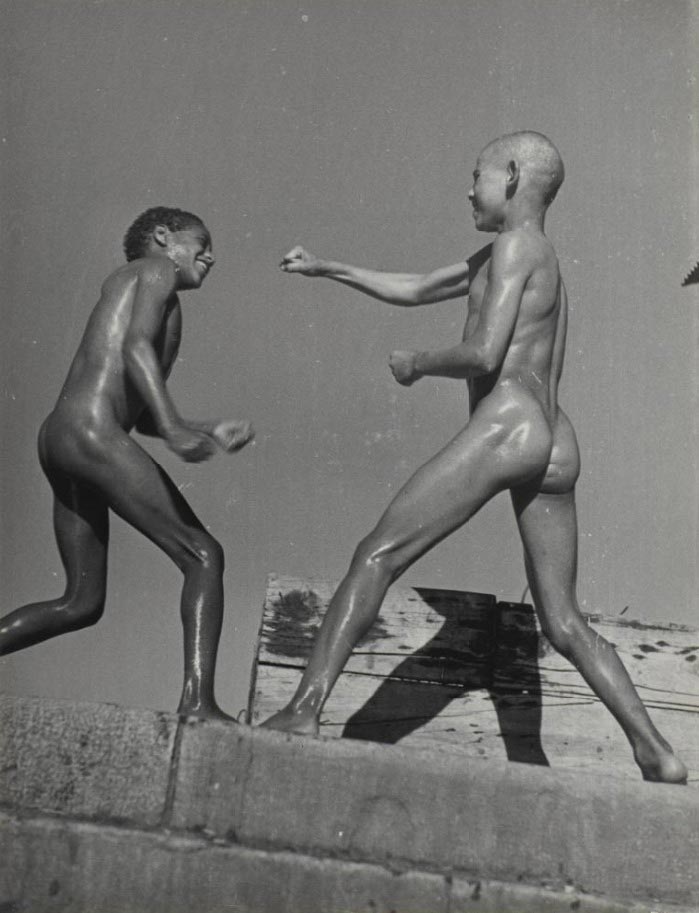 Enfants nus au Maroc, jeu de bagarre (Голые дети в Марокко, драка в шутку), 1933