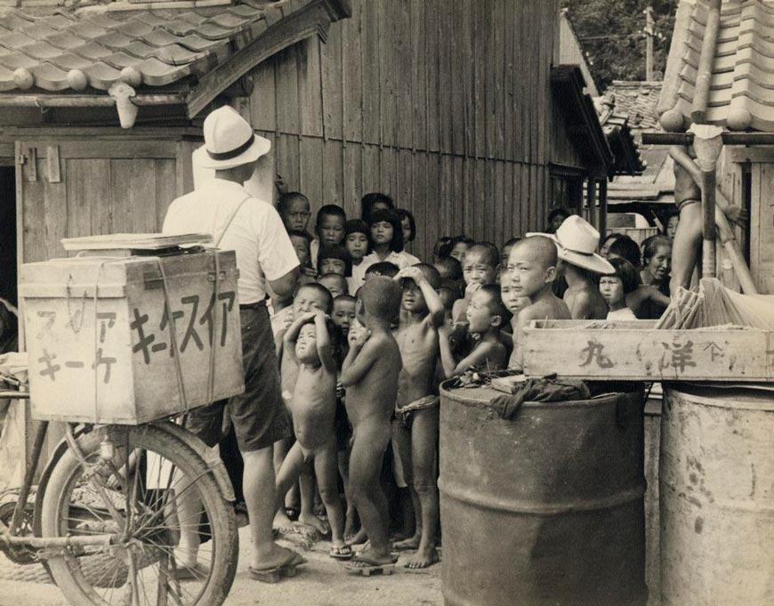 The Kami Shibai / 'paper show' or 'ice cream theater' (Ками Шибай / «бумажное шоу» или «театр мороженого»), 1949 