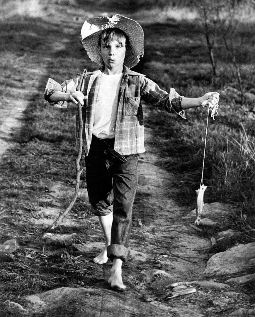 Nephew of photographer, Ron Bunovsky, returning home after a fishing outing (Племянник фотографа, Рон Буновски, возвращается домой после рыбалки), 1951