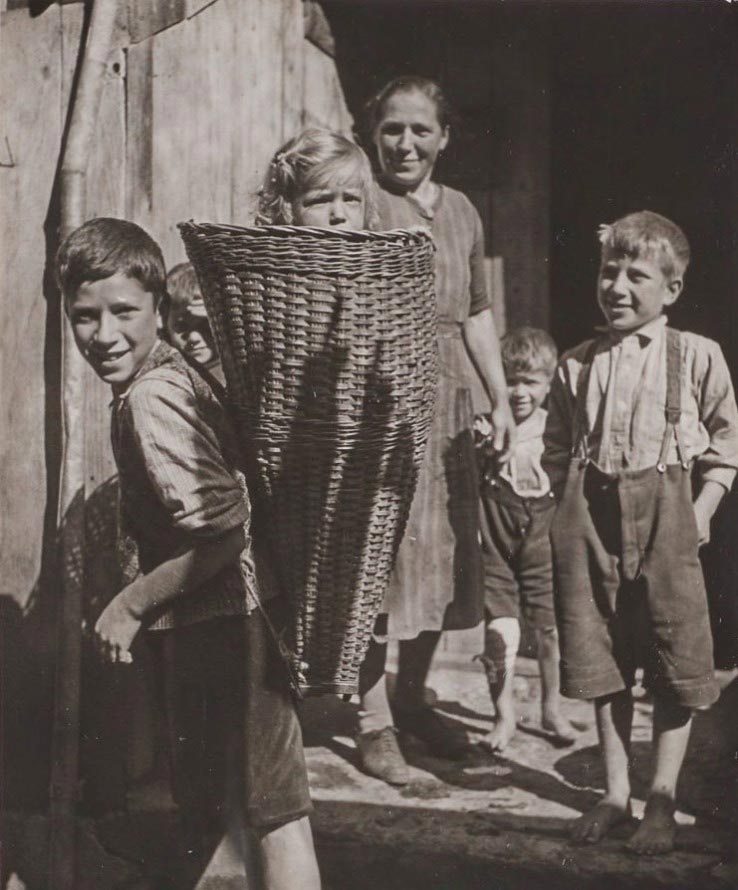 Farm children (Фермерские дети), 1945