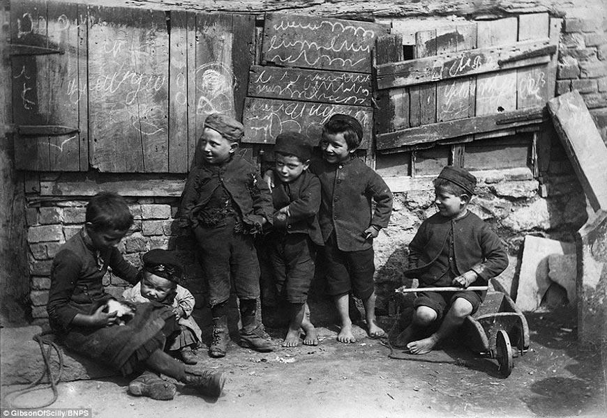 Impoverished children (Нищие дети), c.1890