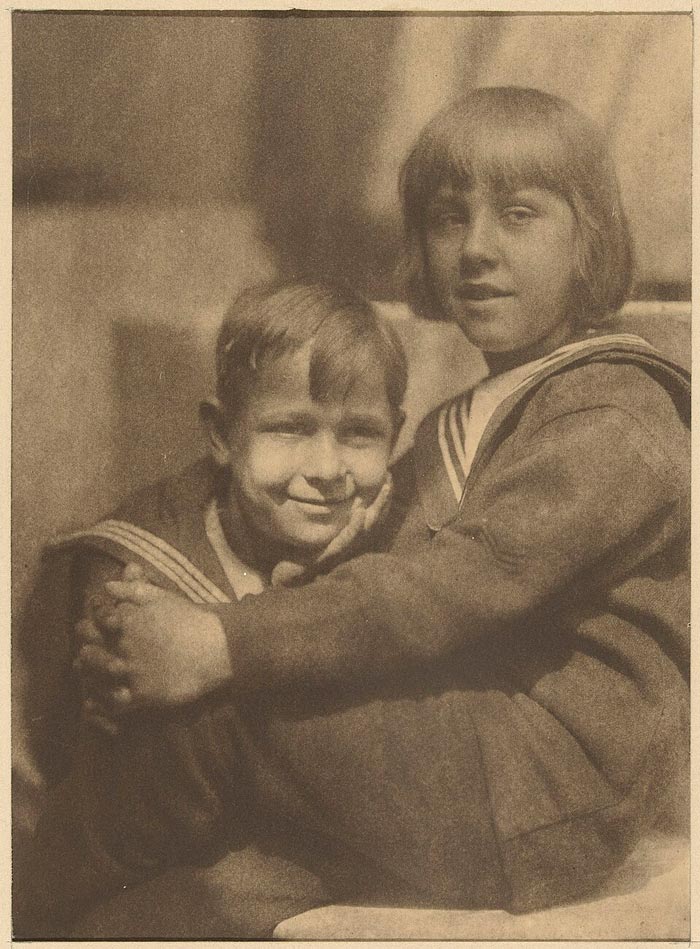 Portret van een jongen en een meisje in matrozenpakjes (Портрет мальчика и девочки в матросках), 1910-1919