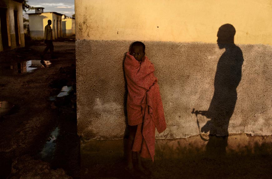 Boy wrapped in blanket with Soldier's shadow (Мальчик, завернувшийся в одеяло с тенью солдата), 1986