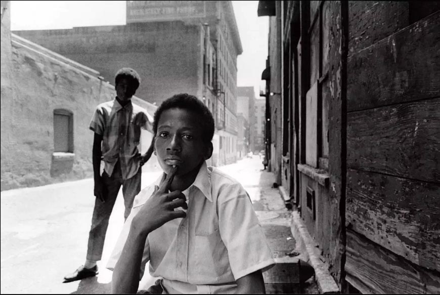 A pair of shoeshine boys in downtown (Двое чистильщиков обуви в центре города), 1971