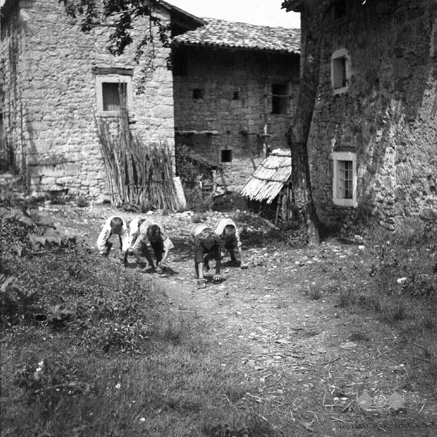 Otroci se igrajo 'konje' s podkvami na rokah (Дети играют в «лошадей» с подковами на руках), July 1951