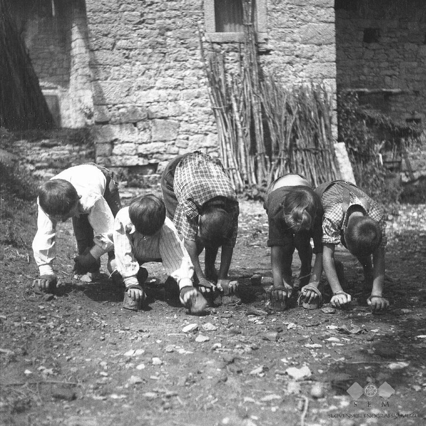 Otroci se igrajo 'konje' s podkvami na rokah (Дети играют в «лошадей» с подковами на руках), July 1951