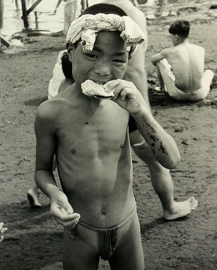 越中ふんどしで泳ぐ少年 (Boy swimming in a fundoshi / Мальчик, купающийся в набедренной повязке), 1954