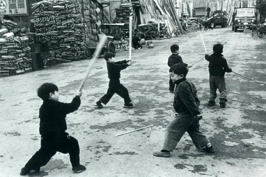 木場の子どもは木剣にはこと欠かない (東京・深川木場 (Kiba's children have no shortage of wooden swords. / У детей Кибы нет недостатка в деревянных мечах), 1956