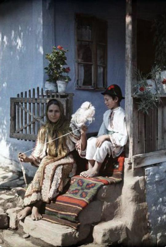 A child watches as the woman twists wool to begin making a rug (Ребенок наблюдает, как женщина скручивает шерсть для вязки ковра), 1930s