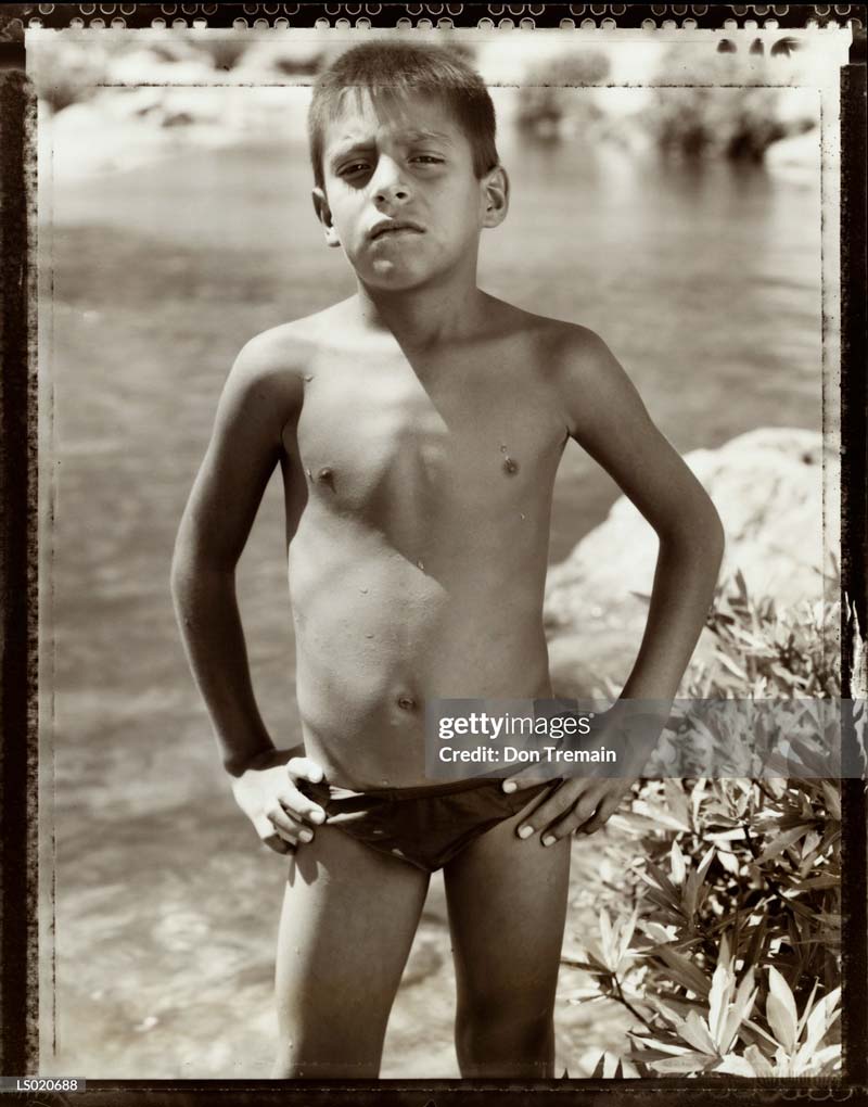 Boy standing by river (Мальчик, стоящий у реки)