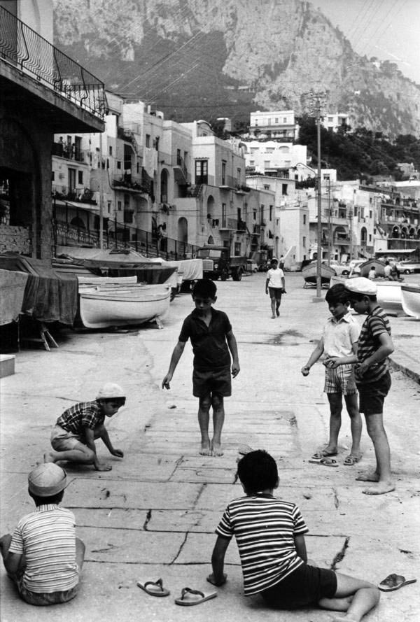 Ragazzini giocano per strada (Мальчишки, играющие на улице), 1970