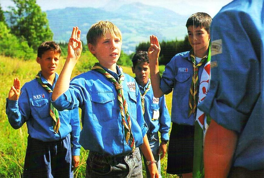 Une promesse chez les Scouts d'Annecy (Haute-Savoie) lors du camp de la Vallée Verte (Обещание, данное скаутами Анси (Верхняя Савойя) во время лагеря в долине Верт), 1996