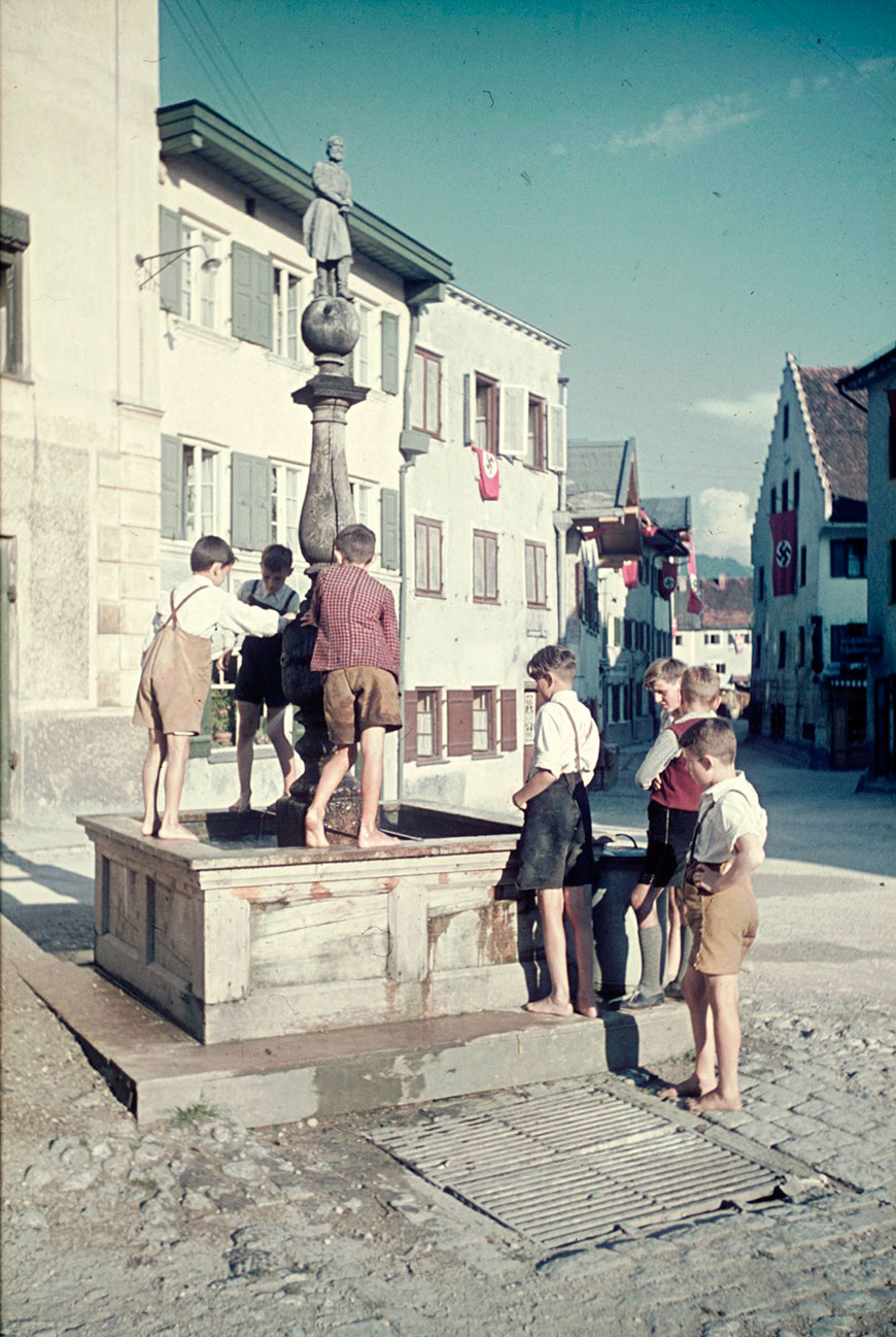 Gruppe von Jungen an einem Stockbrunnen in einer Stadt, vermutlich in Bayern (Группа мальчиков на фонтане в каком-то городке, вероятно, в Баварии), 1936-1942 Beschreibung, Germany