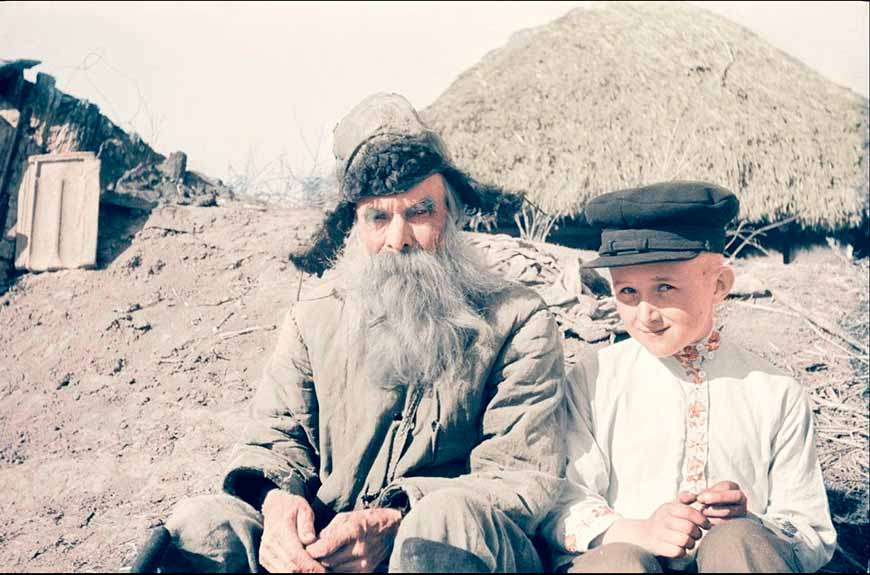 The old man and child in the occupied village (Старик и ребенок в оккупированном селе), c.1943