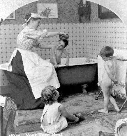 Mother Washing Children with Sponge (Мамаша, моющая детей губкой), 1897