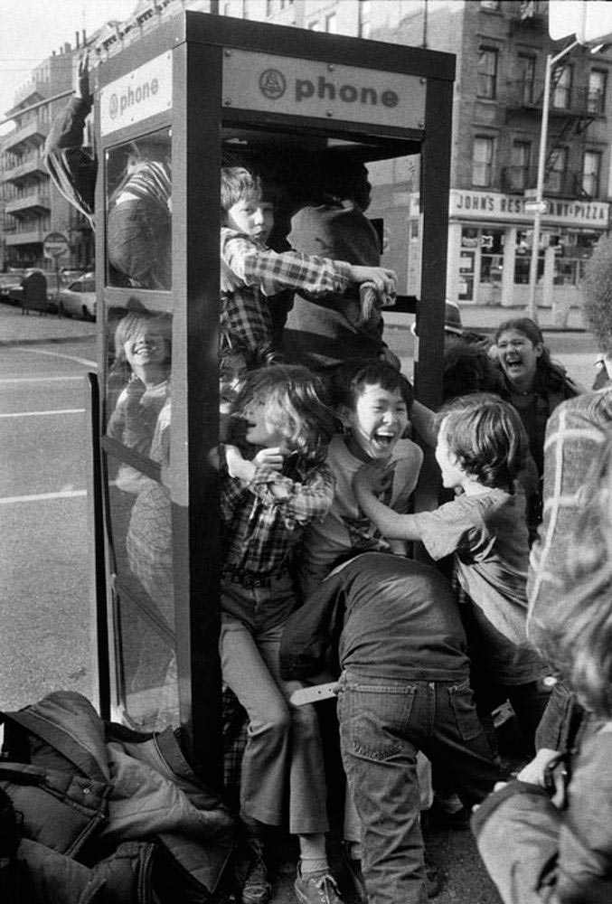 Sixth-graders from P.S. (Шестиклассники в телефонной будке), 1975