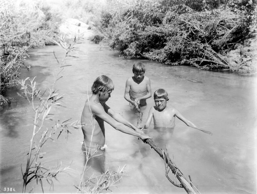 Three Havasupai Indian boys bathing in the Havasu River (Три индейских мальчика племени Хавасупай купаются в реке Хавасу), c.1900