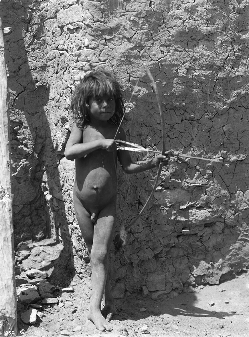 Naked Hopi Indian boy with bow and arrow (Нагой индейский мальчик-хопи с луком и стрелами), 1903