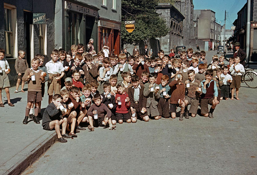 Irish school children eat sweets on the street during recess (Ирландские школьники, поедающие сладости во время перемены), 1940