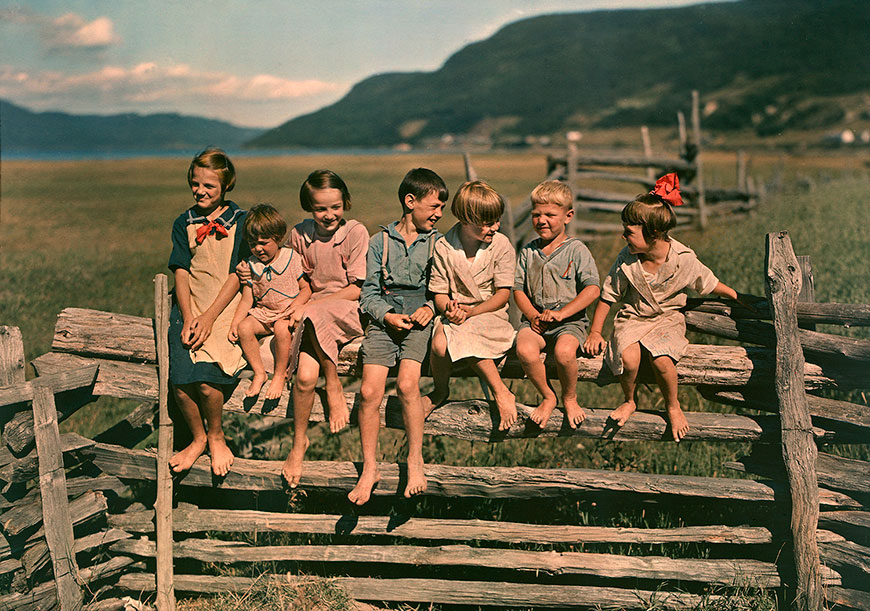 Seven siblings sitting on a fence (Семь братьев и сестёр, сидящих на заборе), 1939