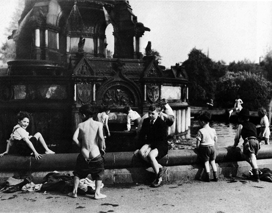 Glasgow Boys in the Fountain (Мальчики Глазго в фонтане), 1956