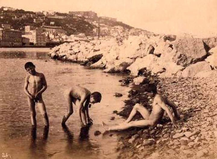 Ragazzini sulla spiaggia a Mergellina (Дети на пляже в Мергеллина)