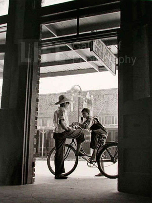 Barefoot boys gather around the Post Office (Босоногие мальчики, встретившиеся у почтового отделения), 1940s