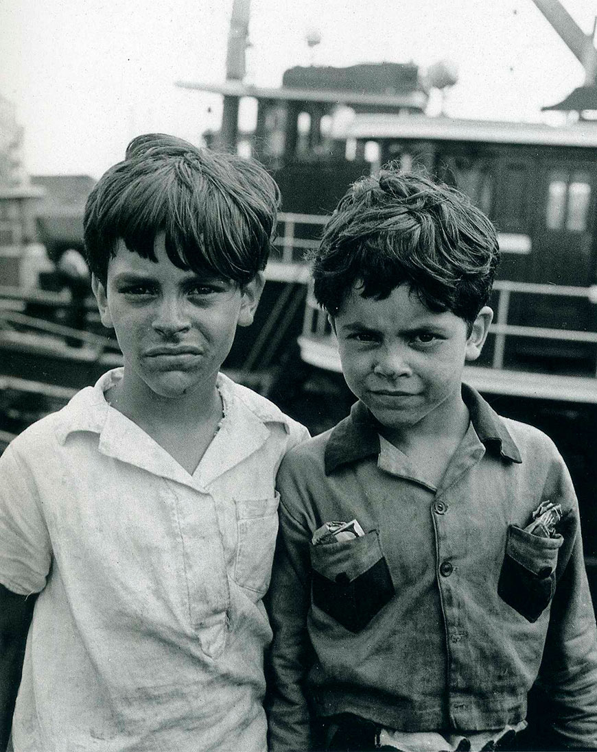 Lower East Side kids on a Brooklyn dock, harbor tugs in background (Ребята с Нижнего Ист-Сайда в доках Бруклина, на заднем плане буксиры в гавани), 1940