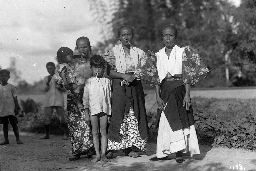 Gruppenaufnahme von Philippinos mit Kindern (Филиппинцы с детьми), 1911-1913