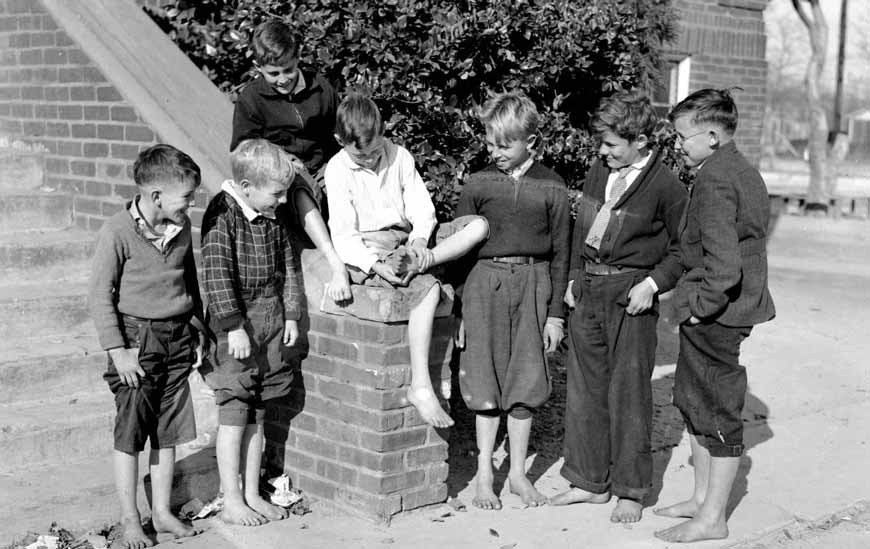 Contestants of the annual BAREFOOT BOY contest (Конкурсанты ежегодного конкурса БОСОНОГИЙ МАЛЬЧИК), 1937