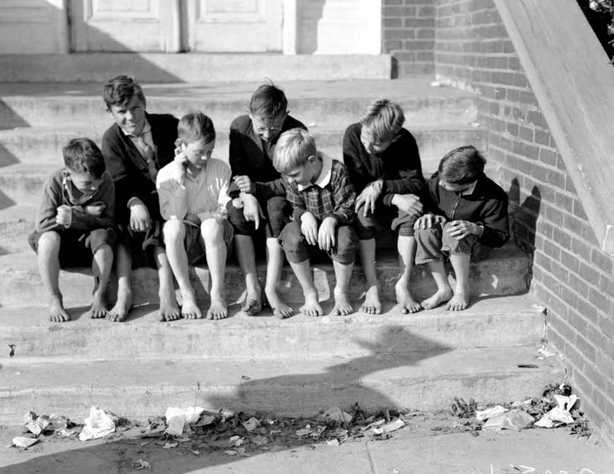 Contestants of the annual BAREFOOT BOY contest (Конкурсанты ежегодного конкурса БОСОНОГИЙ МАЛЬЧИК), 1937