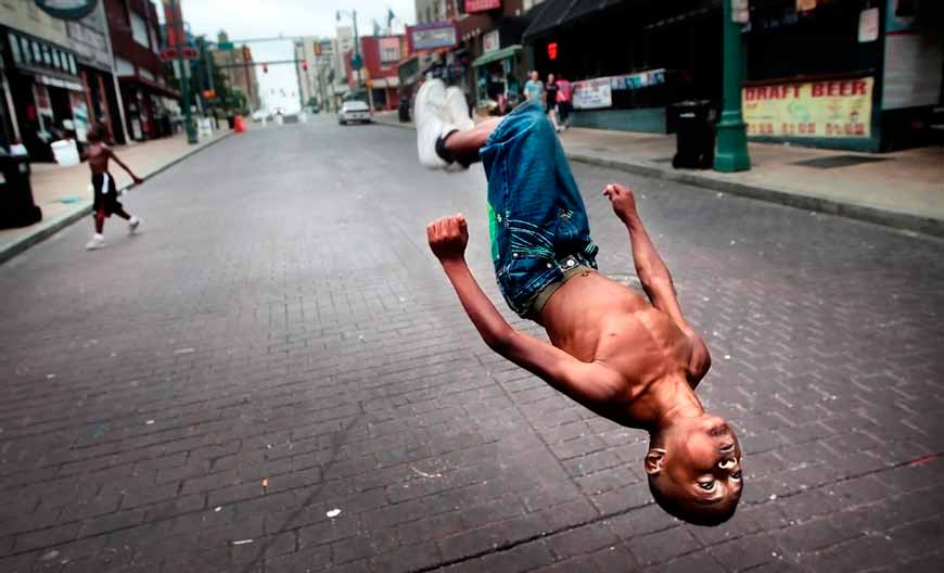 Beale St. Flipper Markese Jones, 10, spins head-over-heels down the famed street, for donations from tourists (Бил Сент-Флиппер Маркезе Джонс (10 лет) делает сальто ради пожертвований от туристов), 2013