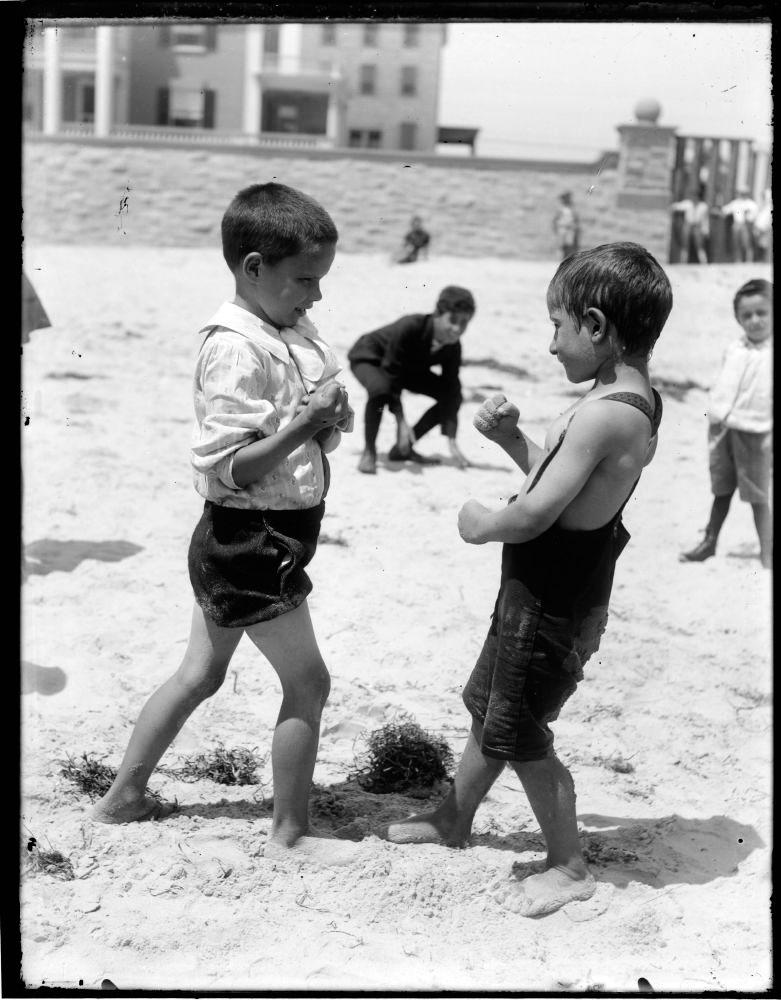 Atlantic City Beach (На пляже Атлантик Сити), c.1900