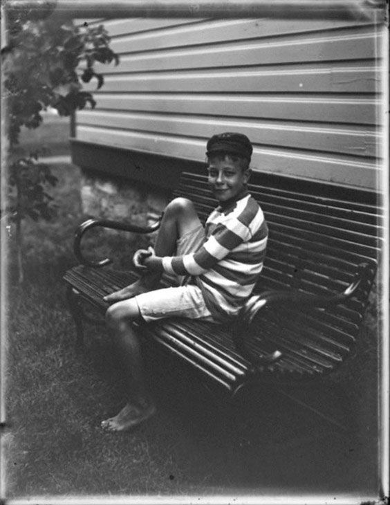 Unidentified boy on bench (Неизвестный мальчик на скамейке), c.1900