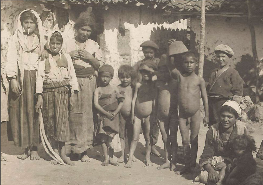 Groupe de romanichels avec enfants nus (Группа цыган с голыми детьми)