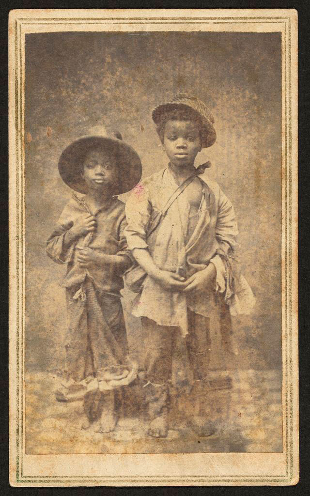 [Two African American boys facing front (Два позирующих афро-американских мальчика)], 1860-1870