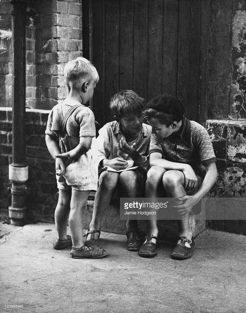 Three little boys in conversation on a doorstep (Три мальчика, разговаривающие на пороге), c.1965