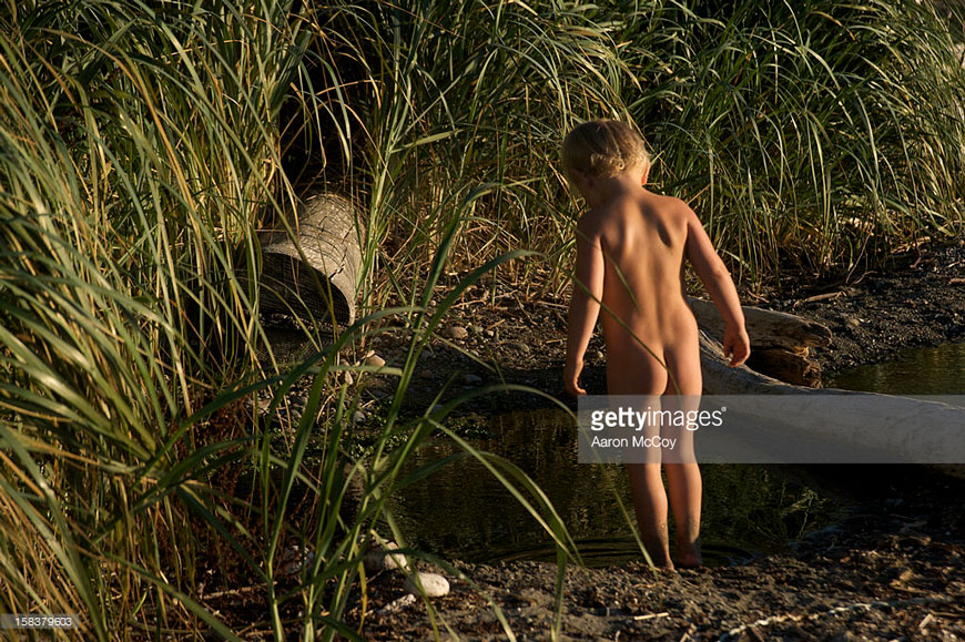 Naked boy steps into a stream on McCormick Beach (Голый мальчик, вступающий в ручей на пляже Маккормик)