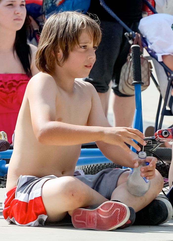 Boy With a Bottle Watching the Show (Мальчик с бутылкой, наблюдающий за шоу), 2012