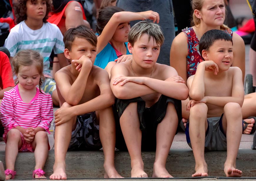 Seated For the Show (Сидящие на шоу), 2015