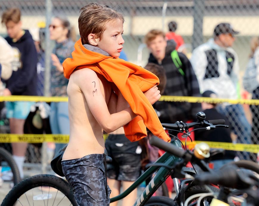 Getting His Hoodie On (Надевающий худи), 2025 