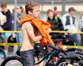 Надевающий худи