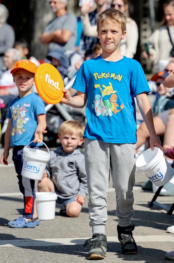 Holding the Frisbee and the Bucket (Держа фрисби и ведёрко), 2025