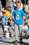Держа фрисби и ведёрко