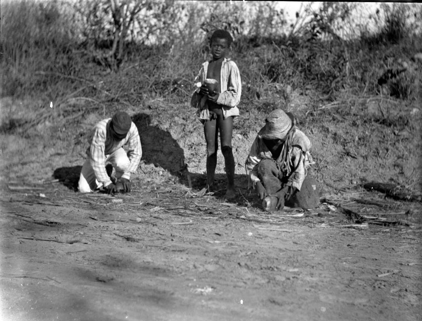 [Three boys / Три мальчика], 1897-1912 